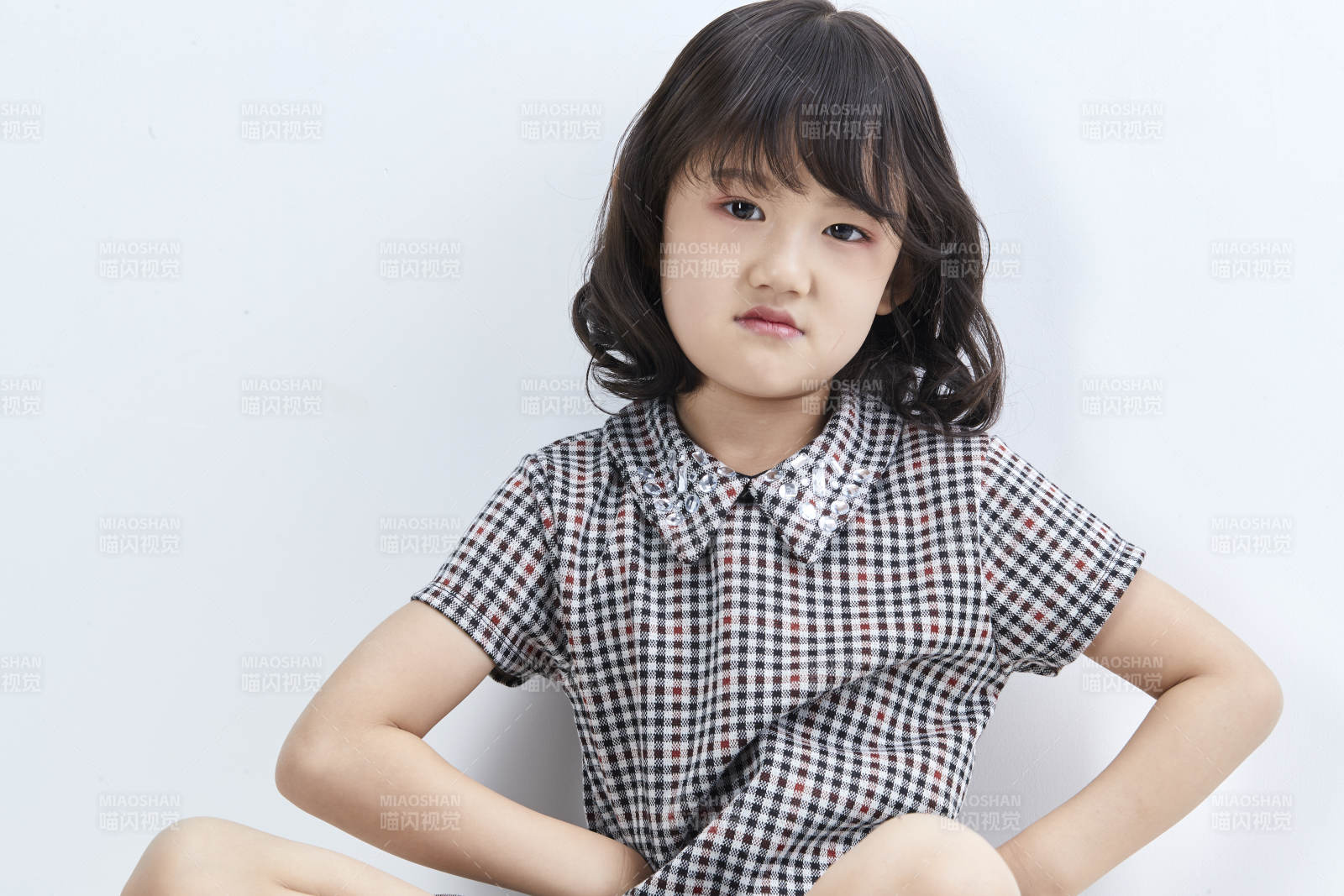 白色色背景的可愛的亞洲小女孩兒童