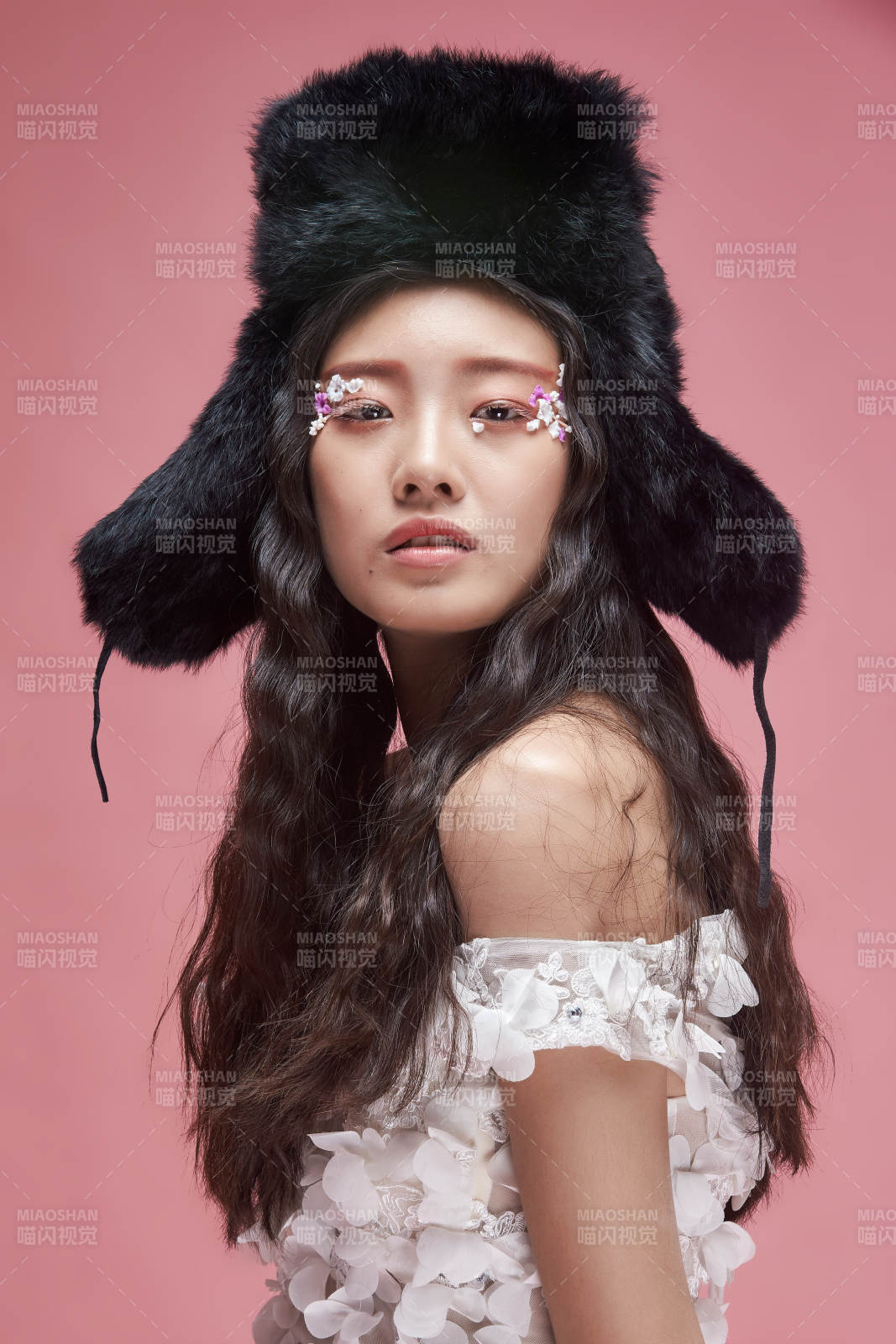 時尚彩妝女性妝面半身像