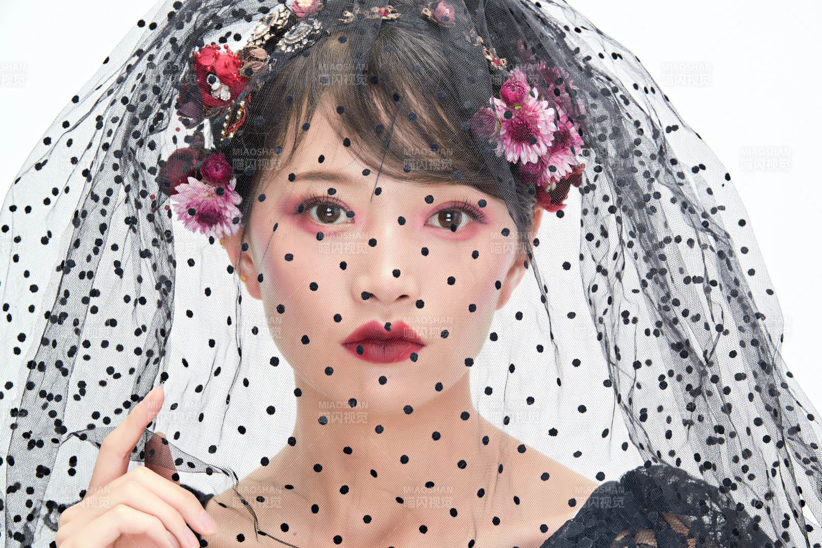 白色背景下的新娘彩妝美女人像