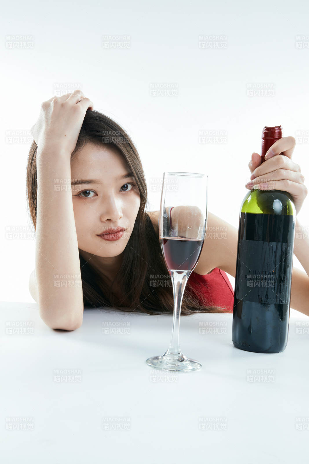 獨自品嘗紅酒的亞洲女性