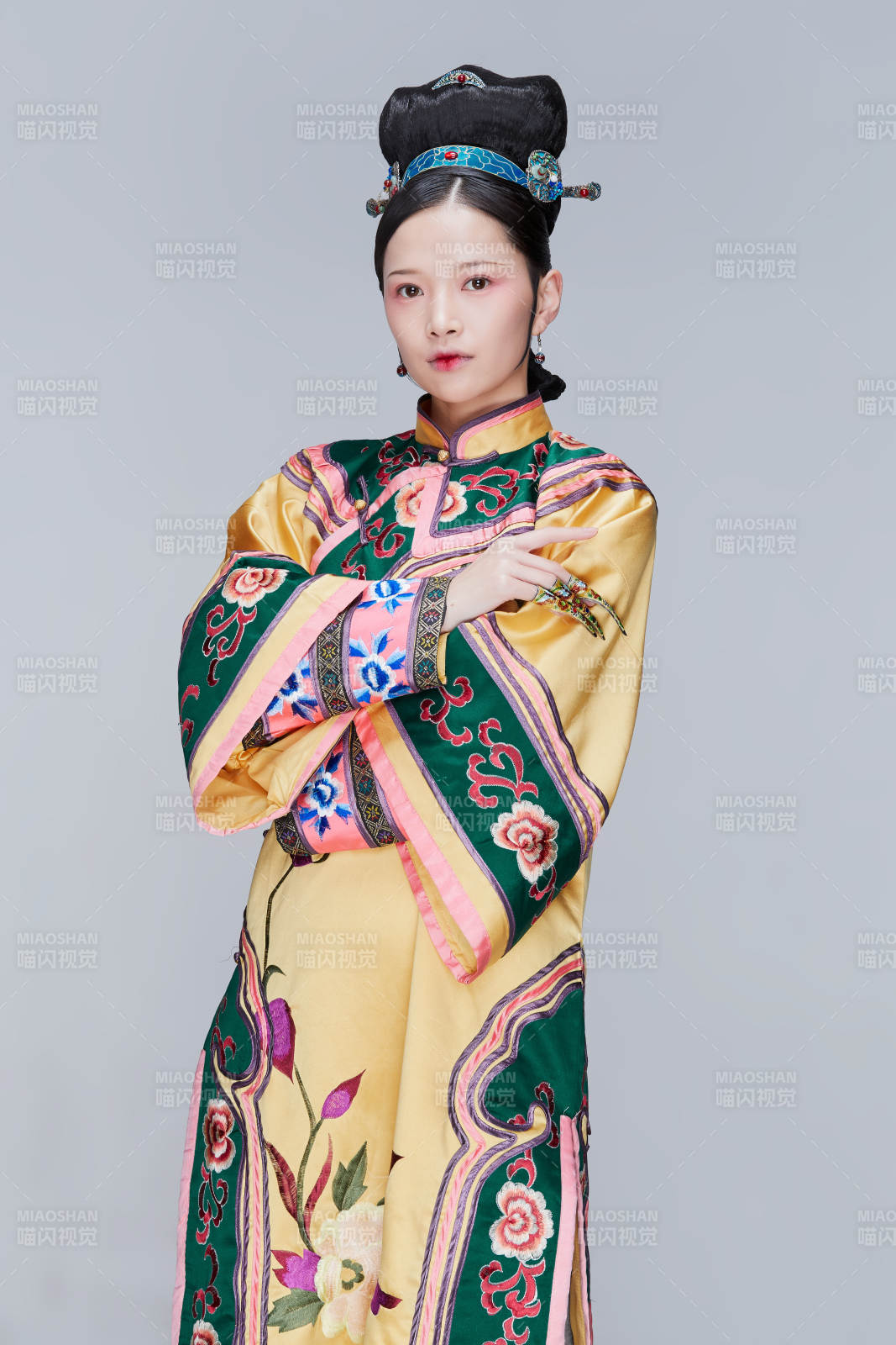 白色背景下的清代女性古装造型清朝古装