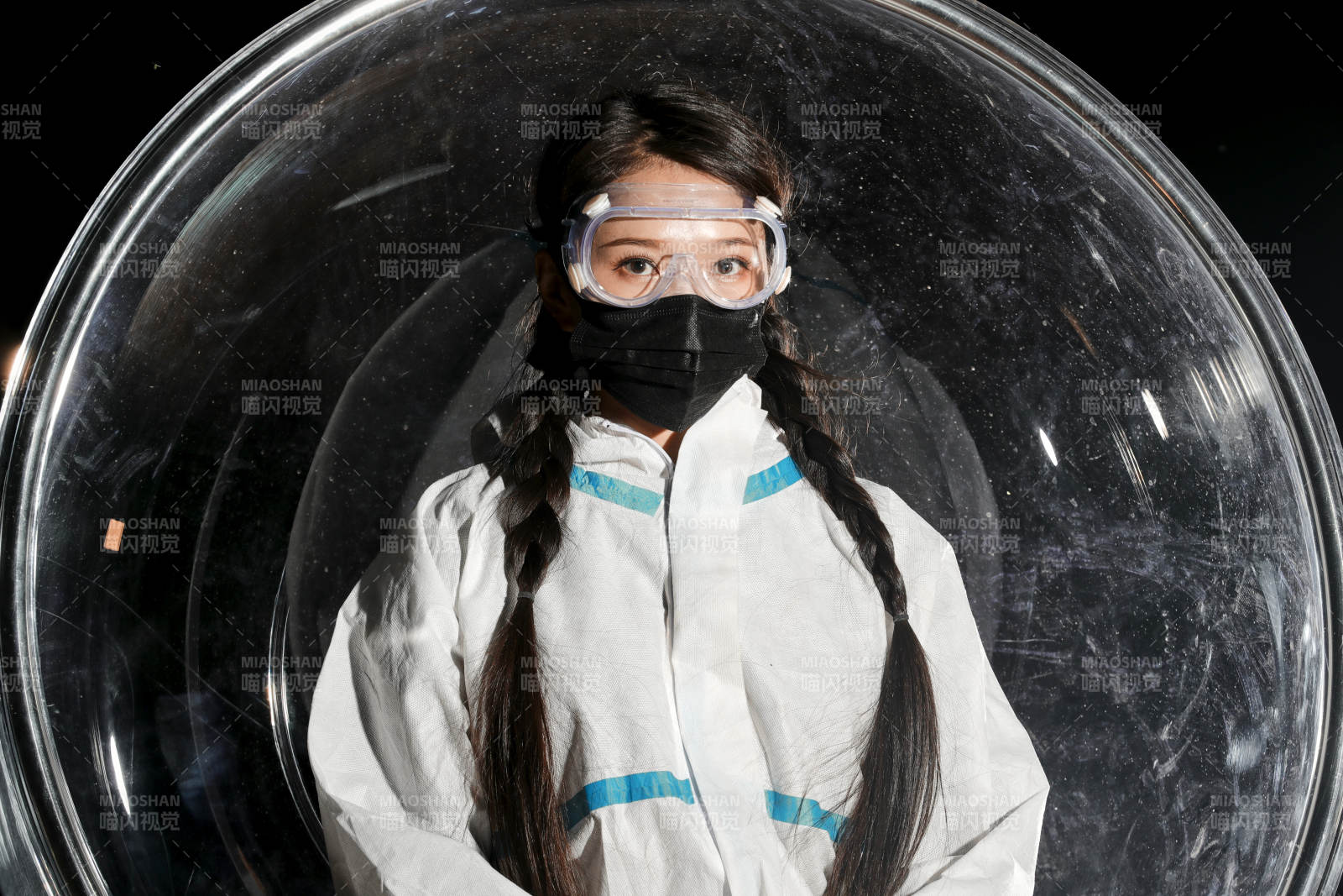 穿白色防護(hù)服佩戴護(hù)目鏡口罩的女性防護(hù)人員