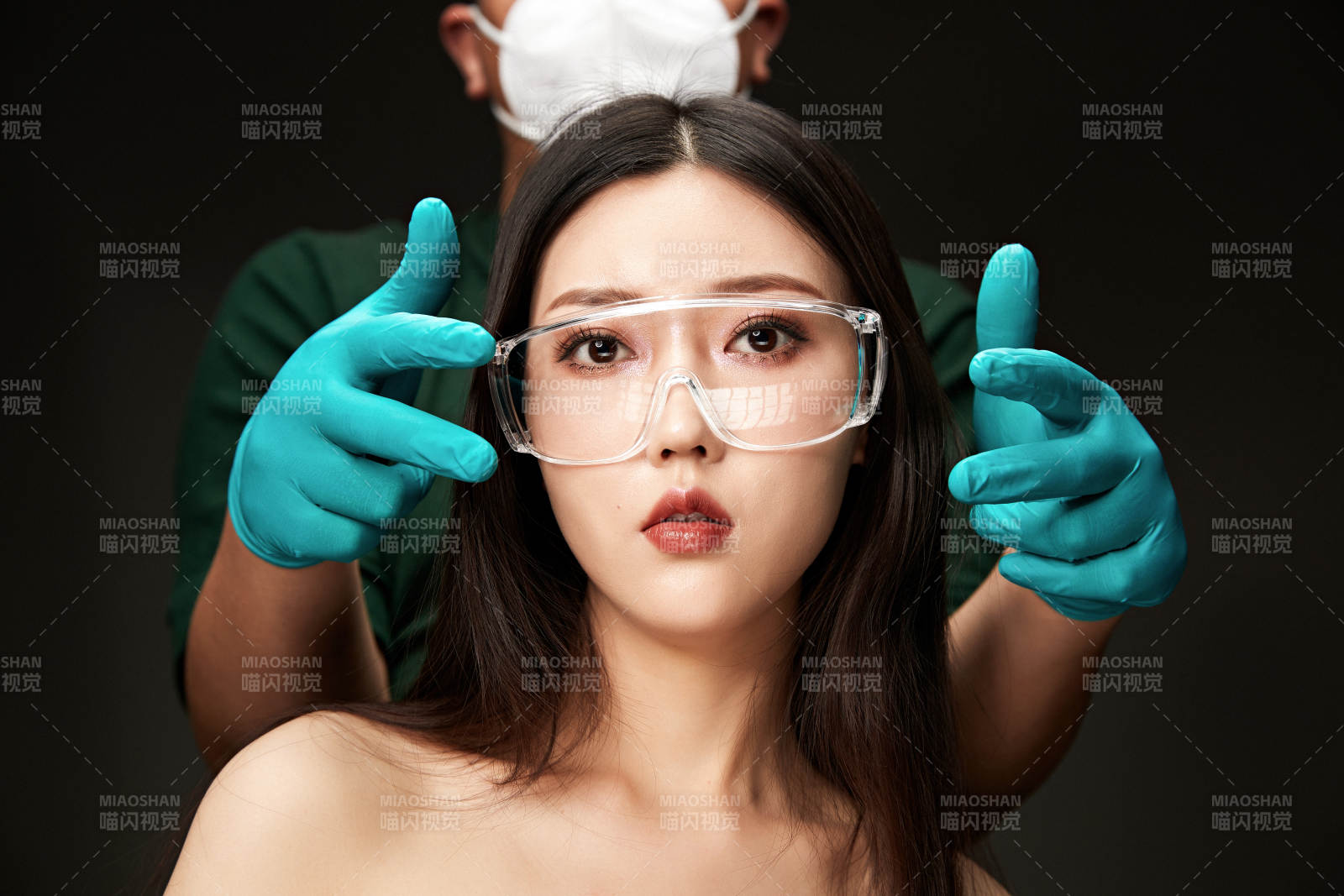 黑色背景里的亞洲美女面部特寫醫美整容