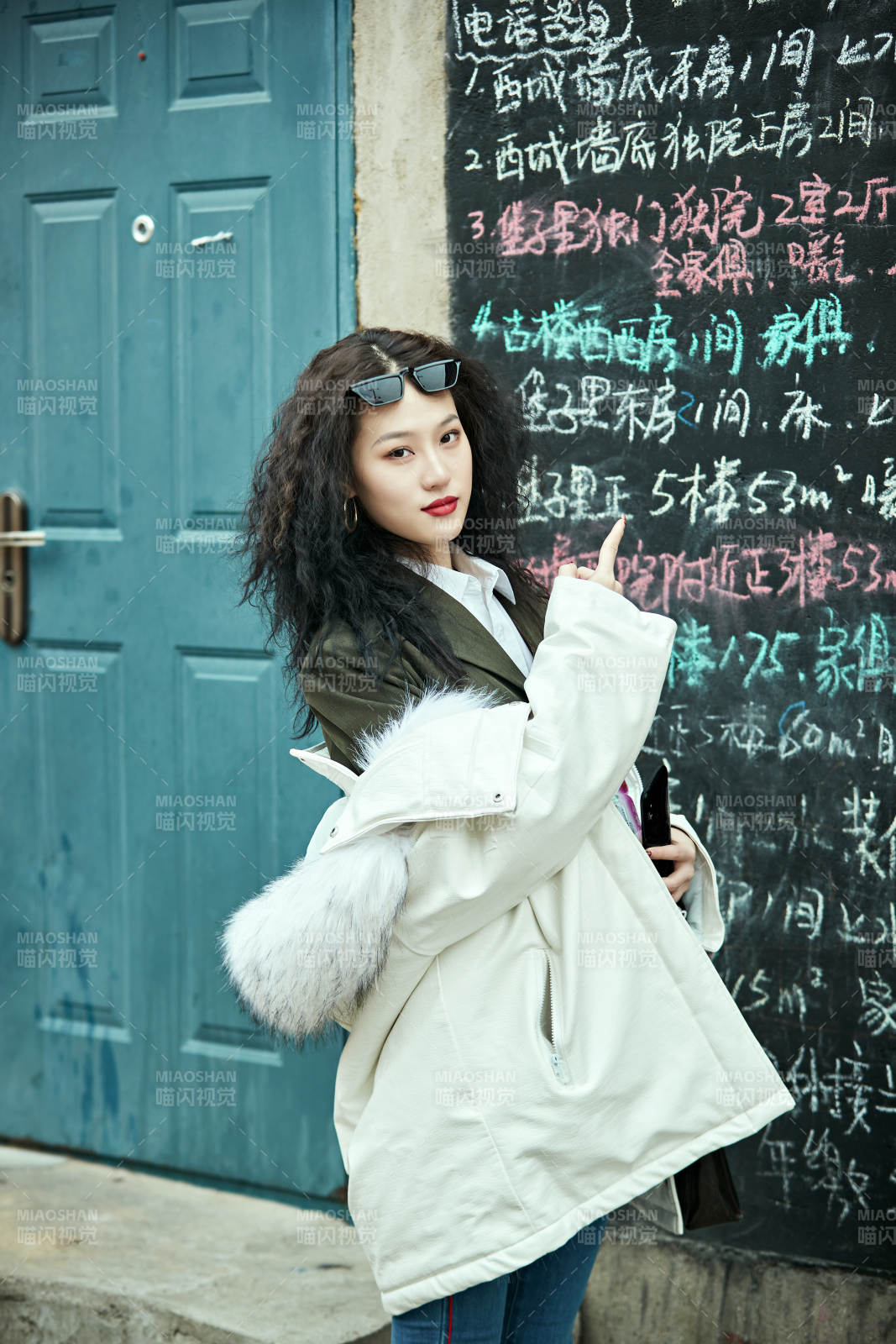 老舊城區里穿著復古港風的美麗清純少女