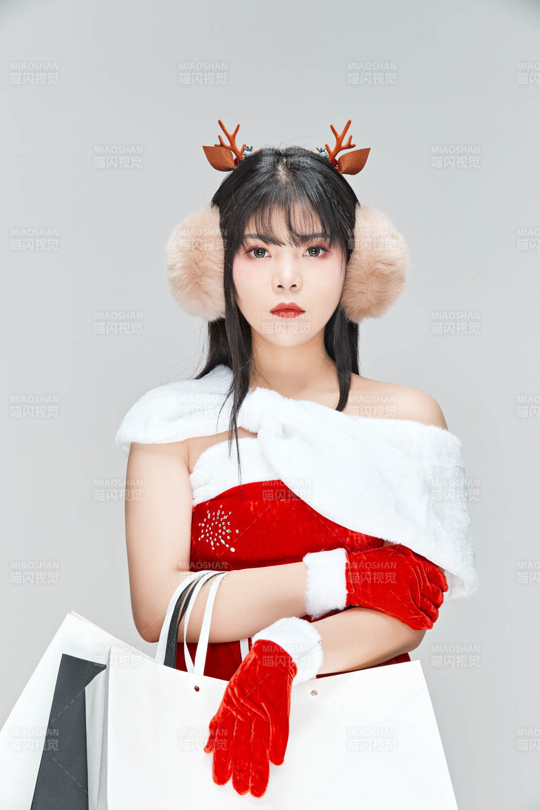 身穿圣誕服飾手提購物袋性感可愛的圣誕女郎