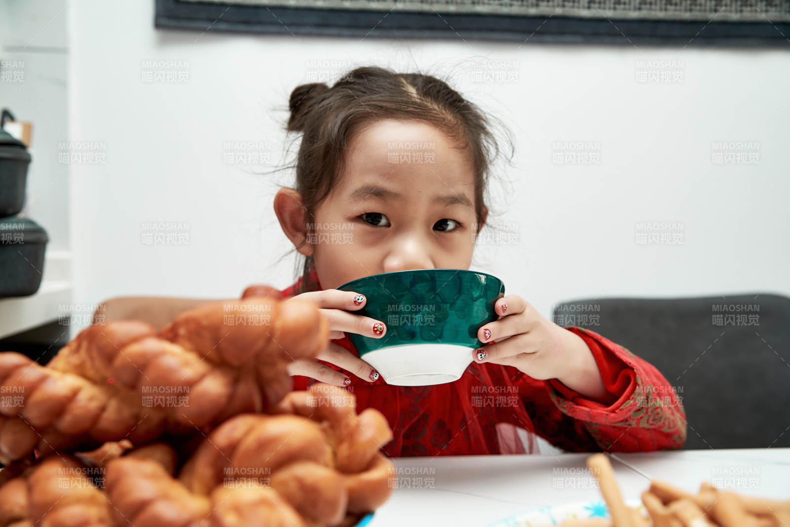 在家玩耍的亞洲小女孩