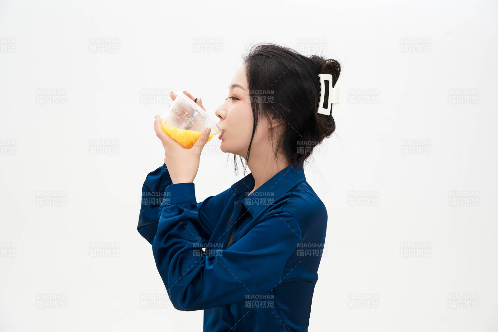 大吃特吃的亚洲可爱少女人像