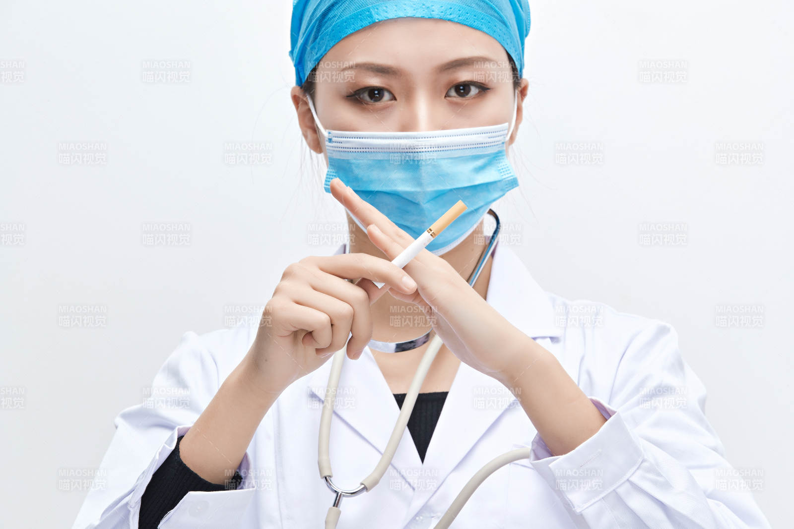 白色背景下傳遞傳遞吸煙有害健康信息的醫(yī)生