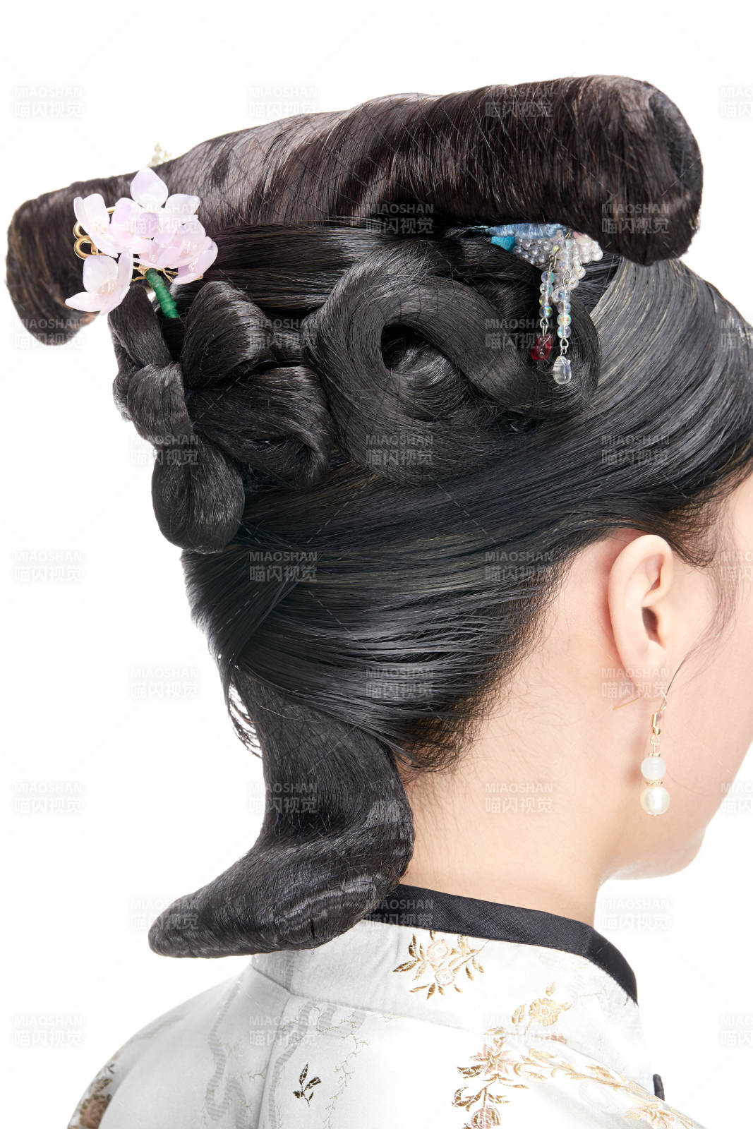 白色背景下的清代女性古裝造型清朝古裝