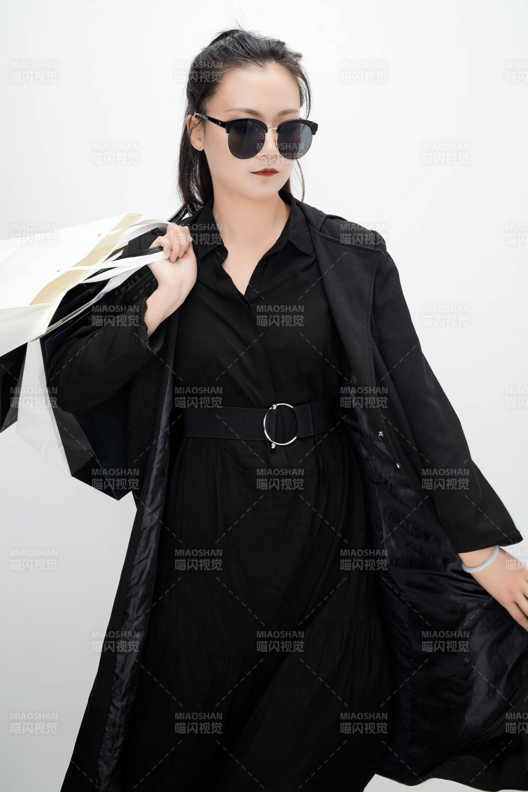 白色背景下手提購物袋時尚美麗的亞洲少女