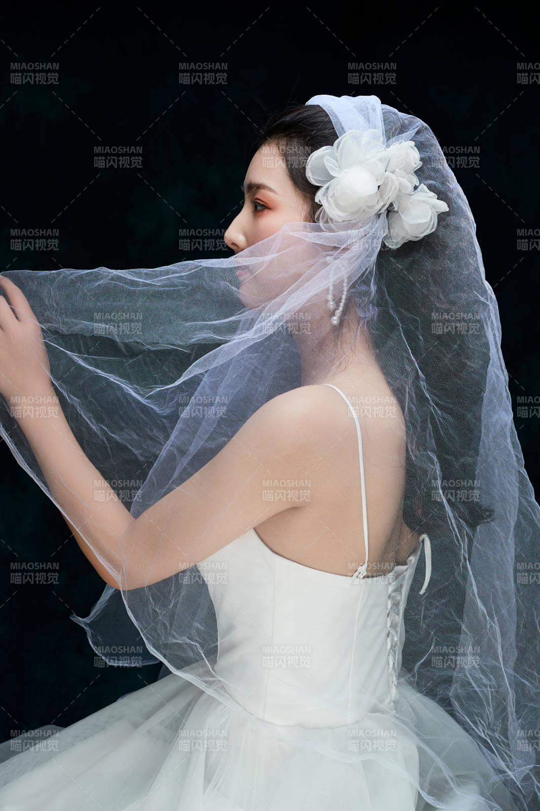 黑色背景下的女性复古婚纱妆面图片