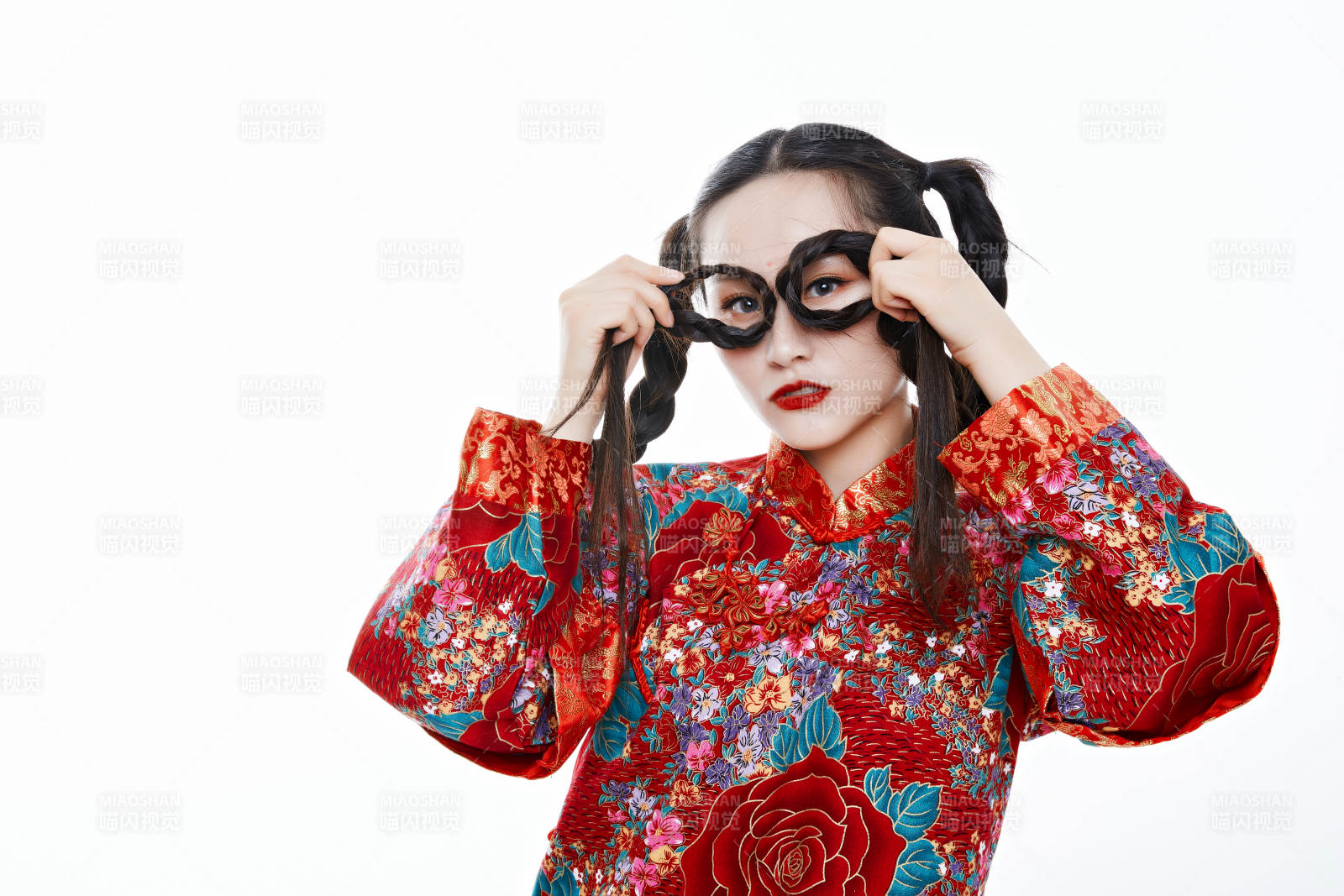 身穿中國傳統(tǒng)服飾的青年女性