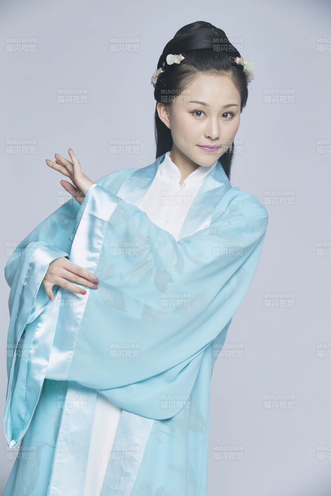 身穿古装的汉服女性人像汉服影棚拍摄图片