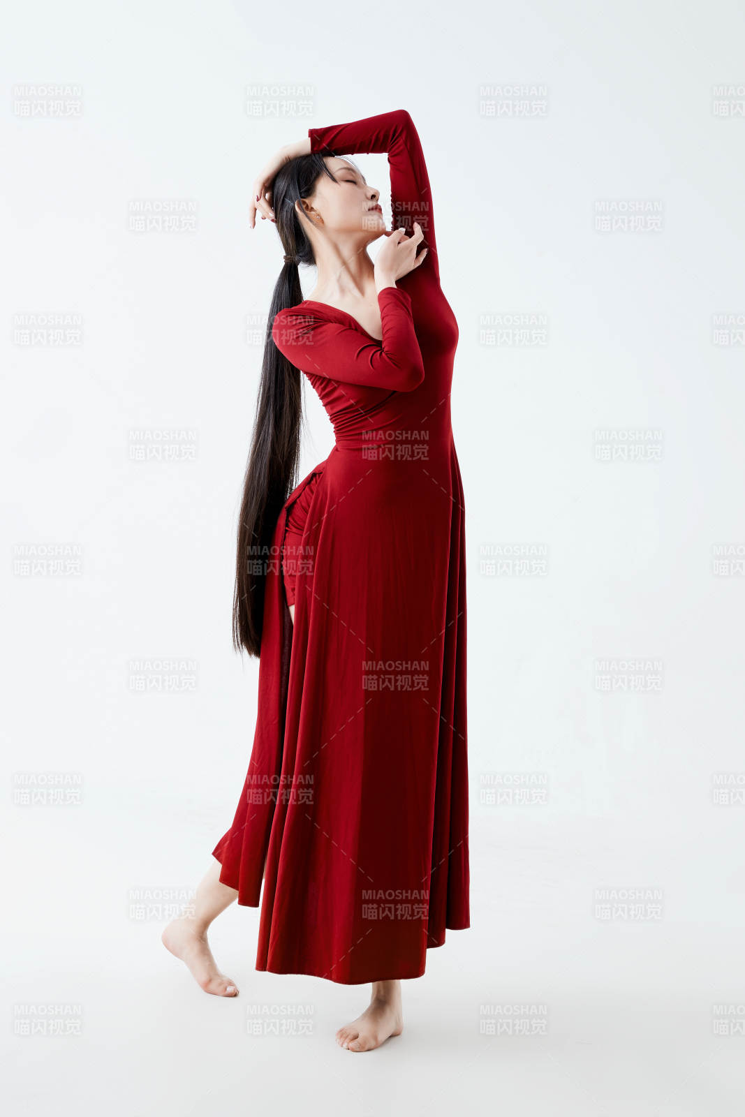 穿著紅色長裙翩翩起舞的少女