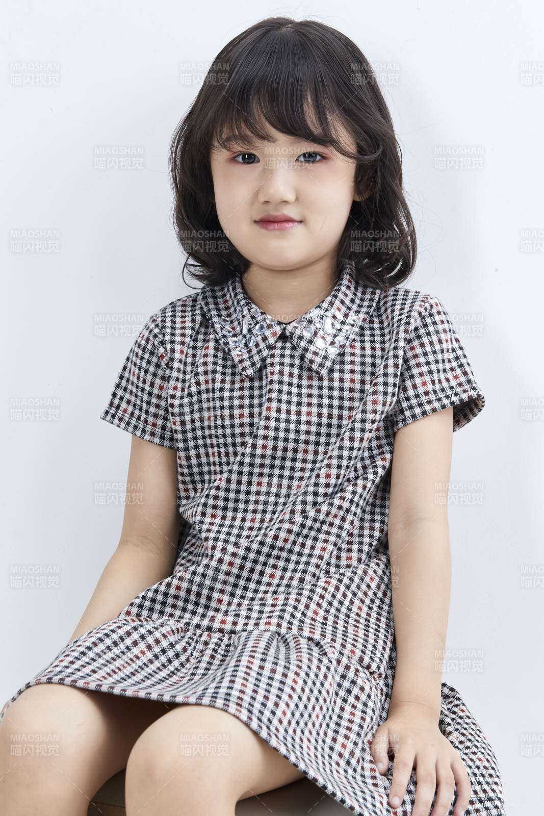 白色色背景的可愛的亞洲小女孩兒童