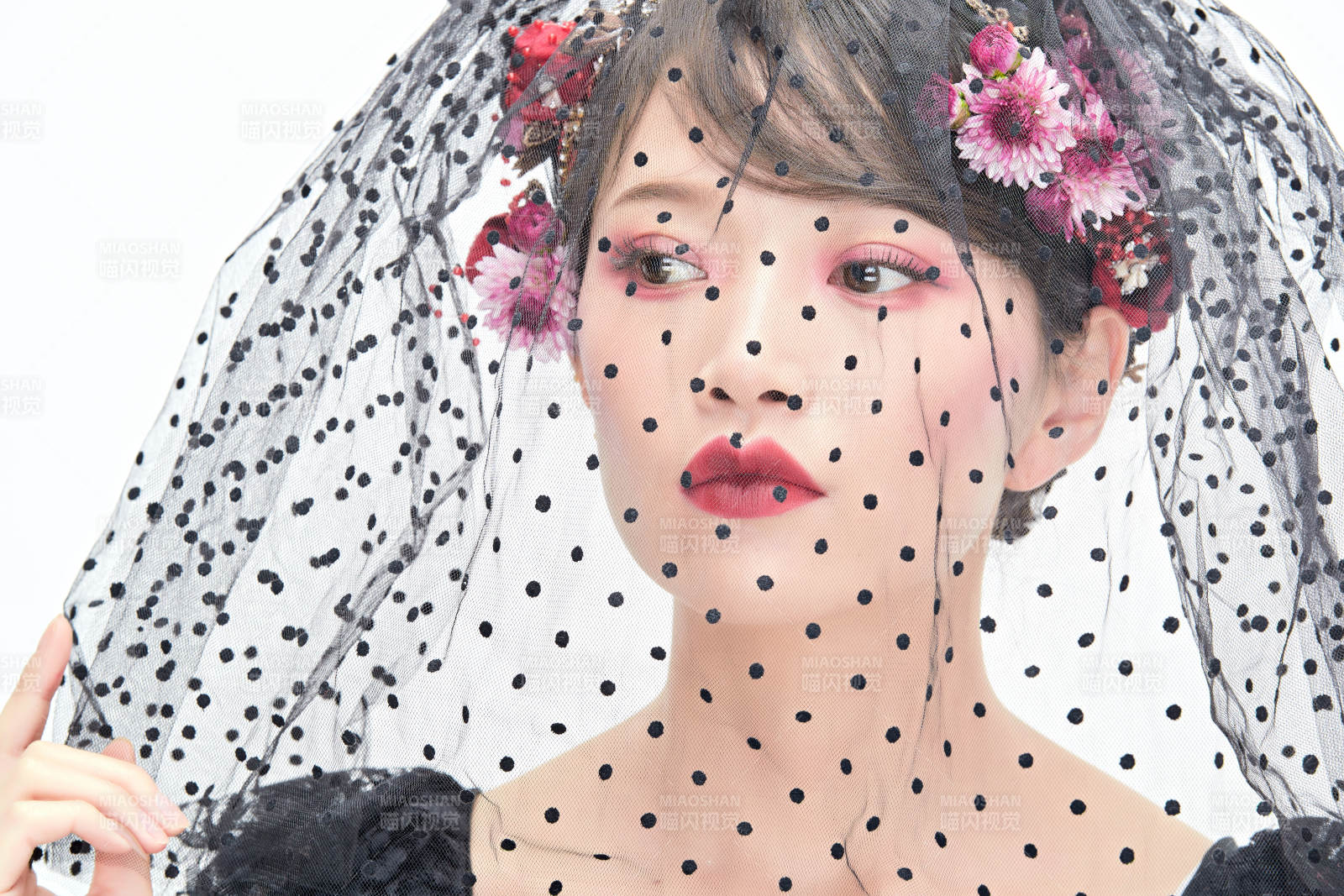 白色背景下的新娘彩妝美女人像