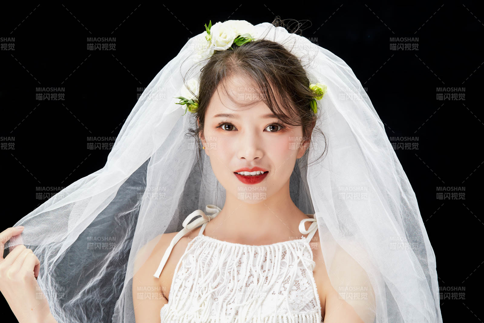 黑色背景下的美妝新娘彩妝人像
