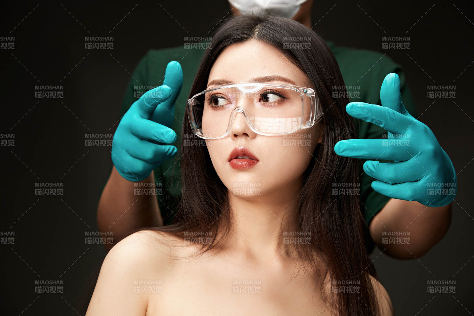 黑色背景里的亞洲美女面部特寫醫美整容