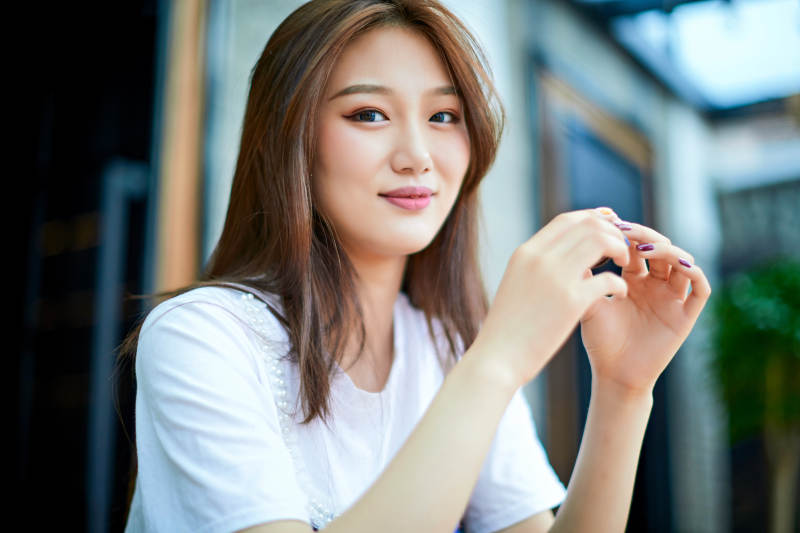 坐在咖啡图书馆吃东西的可爱少女