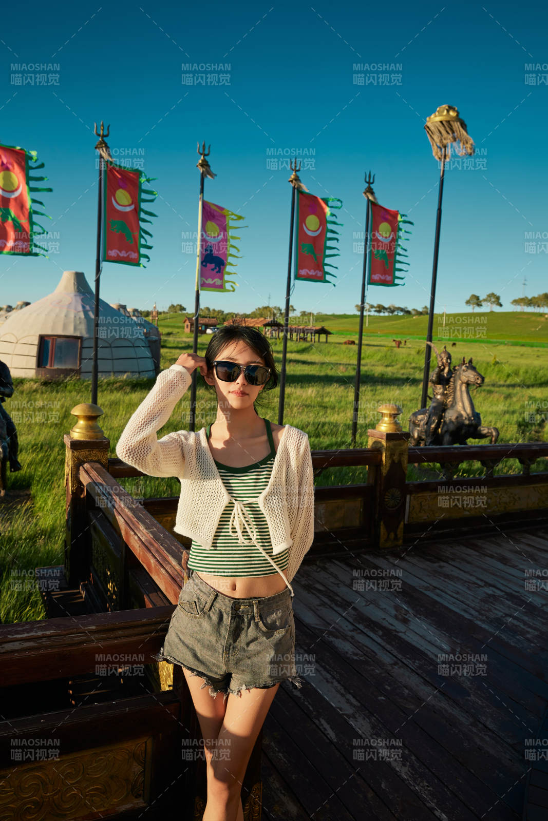 草原濕地公園游玩拍照的亞洲少女