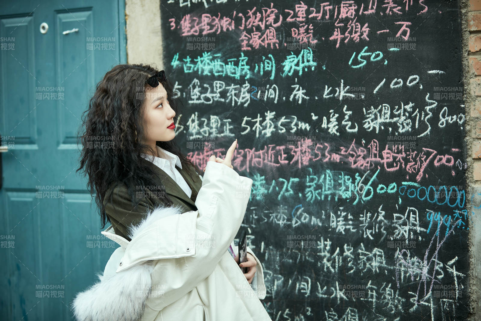 老舊城區(qū)里穿著復(fù)古港風(fēng)的美麗清純少女