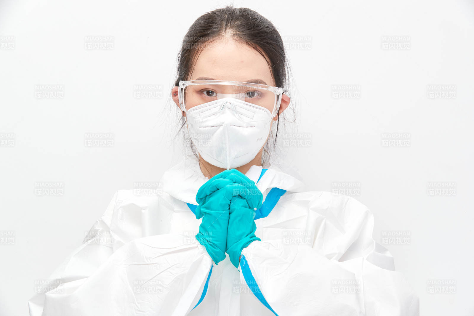 穿白色防护服佩戴护目镜口罩的女性医疗人员
