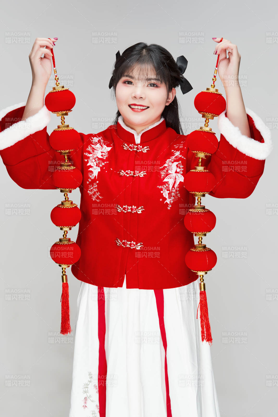 手提紅燈籠身穿喜慶漢服的可愛少女