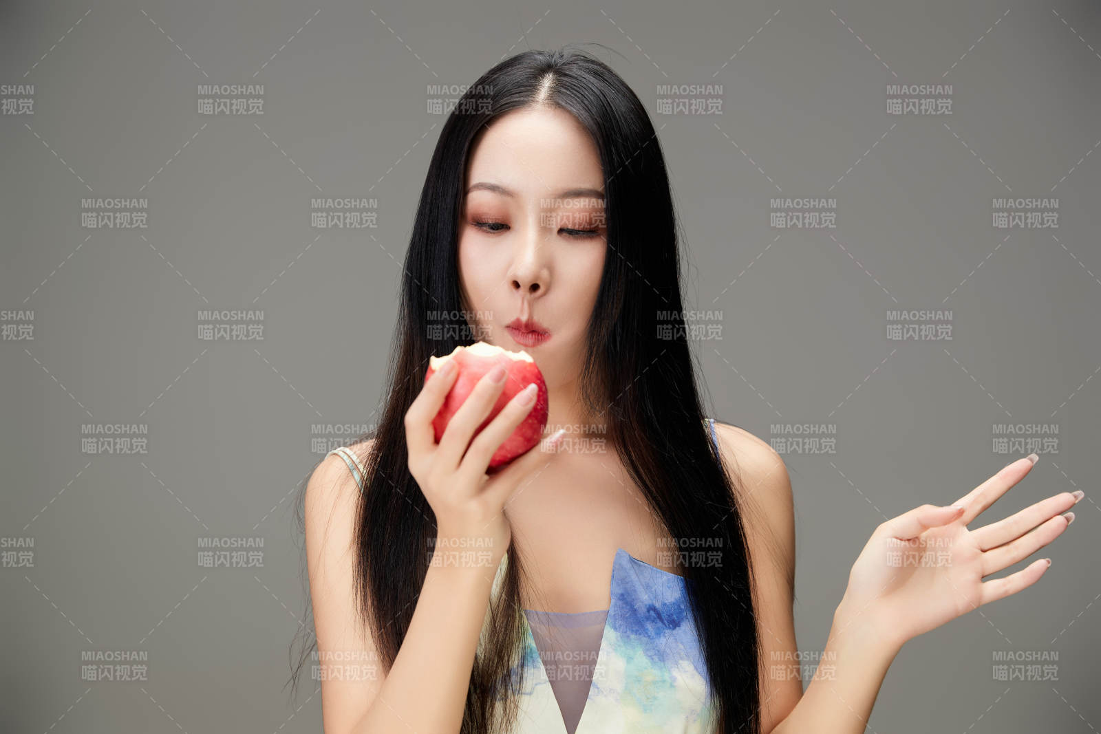 吃水果的亚洲东方长发少女