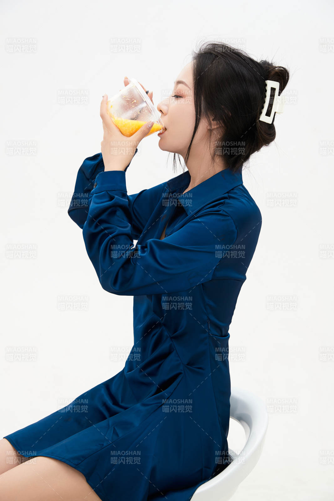 大吃特吃的亞洲可愛少女人像