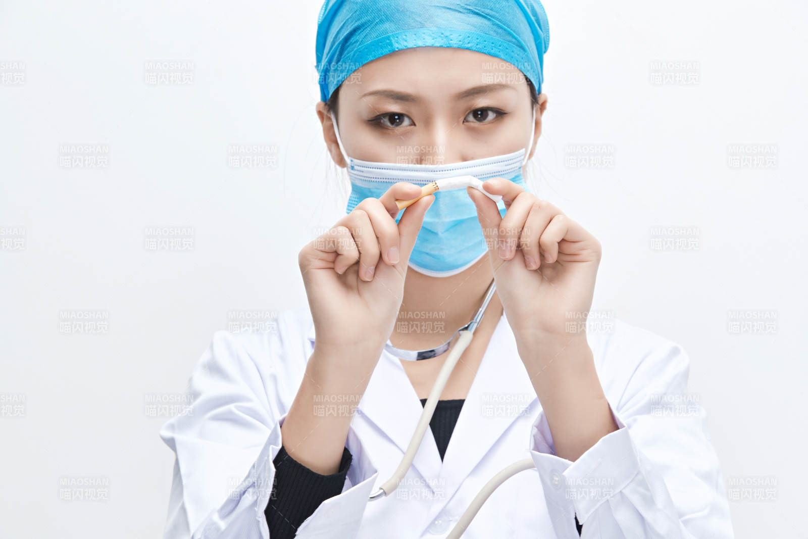 白色背景下傳遞傳遞吸煙有害健康信息的醫生