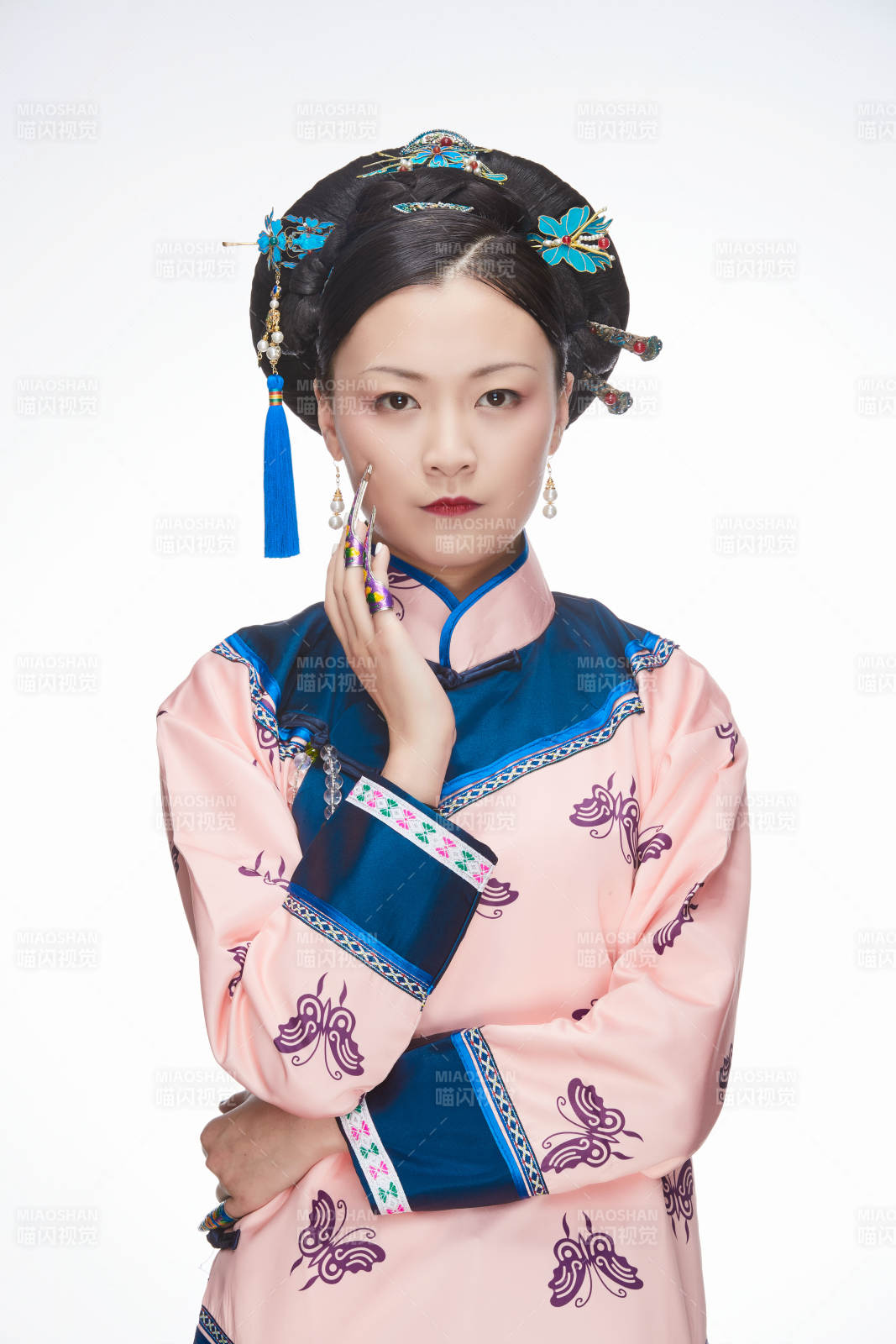 白色背景下的清代女性古装造型清朝古装