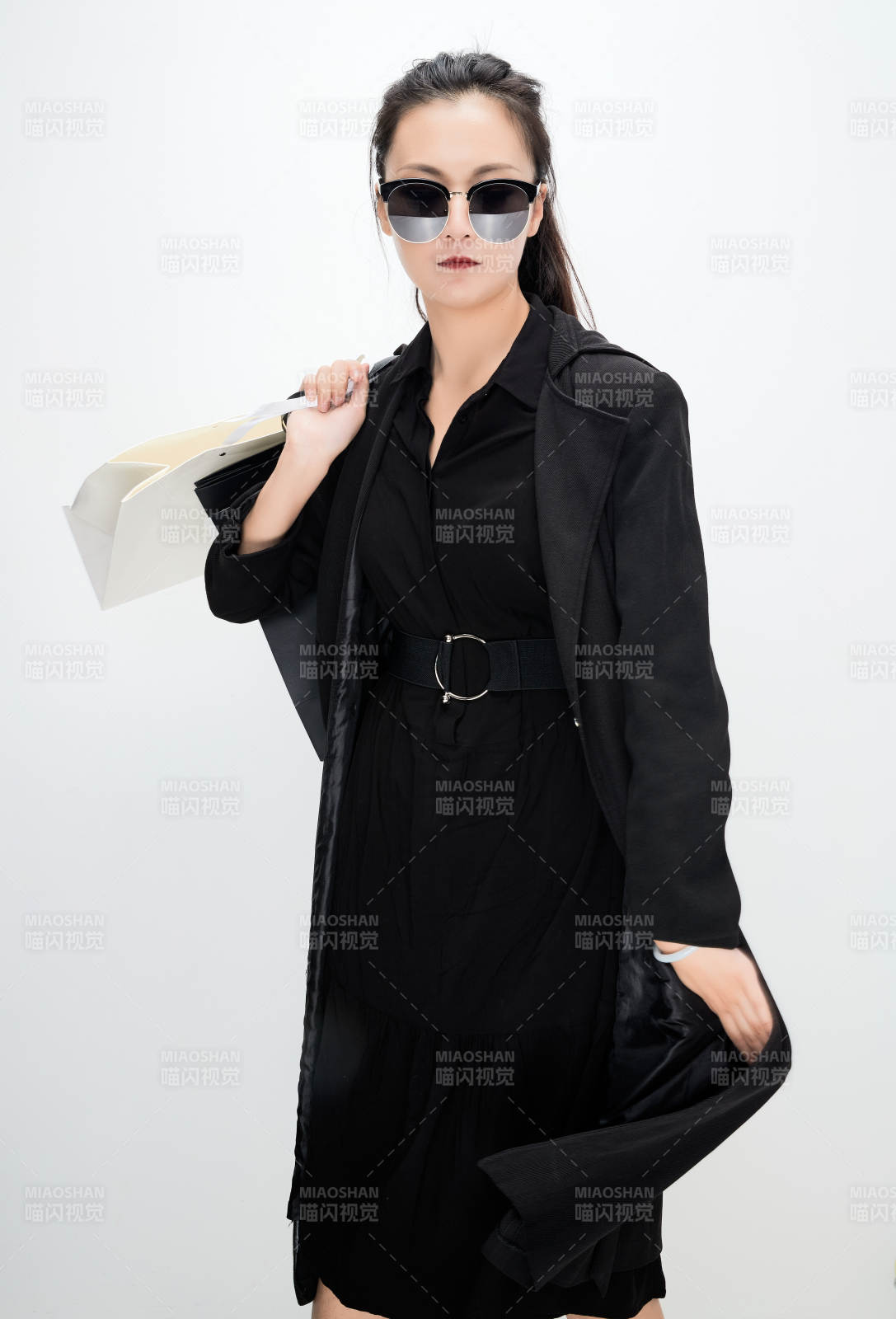 白色背景下手提購物袋時尚美麗的亞洲少女