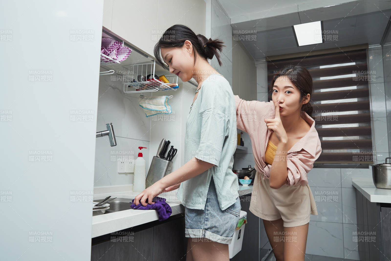 在廚房烹飪美食的亞洲閨蜜少女