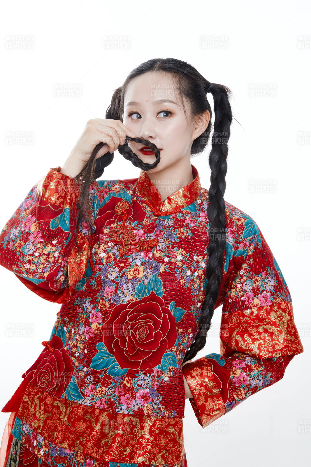 身穿中國傳統服飾的青年女性