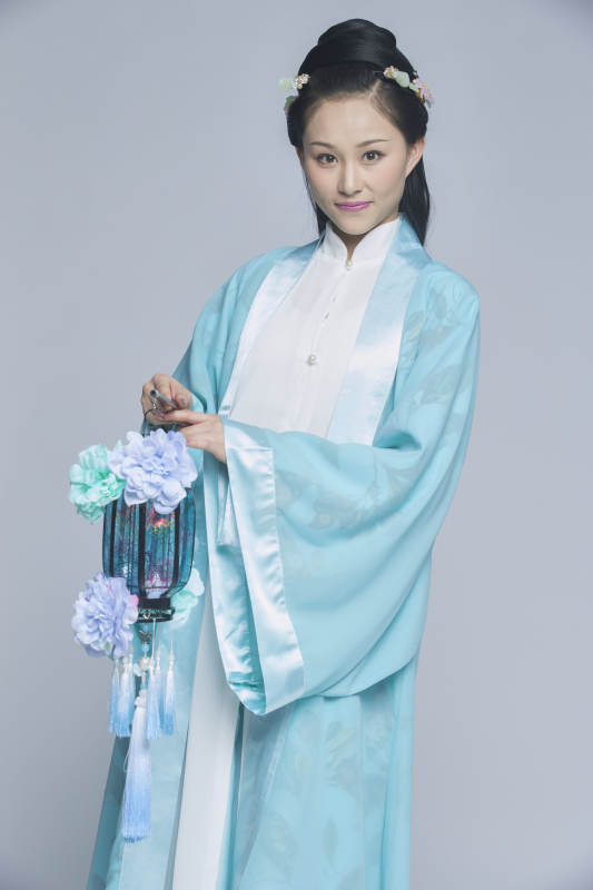 身穿古装的汉服女性人像汉服影棚拍摄