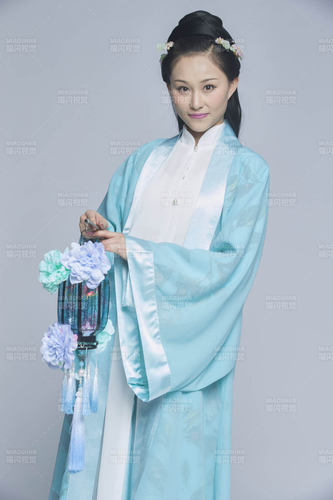 身穿古装的汉服女性人像汉服影棚拍摄