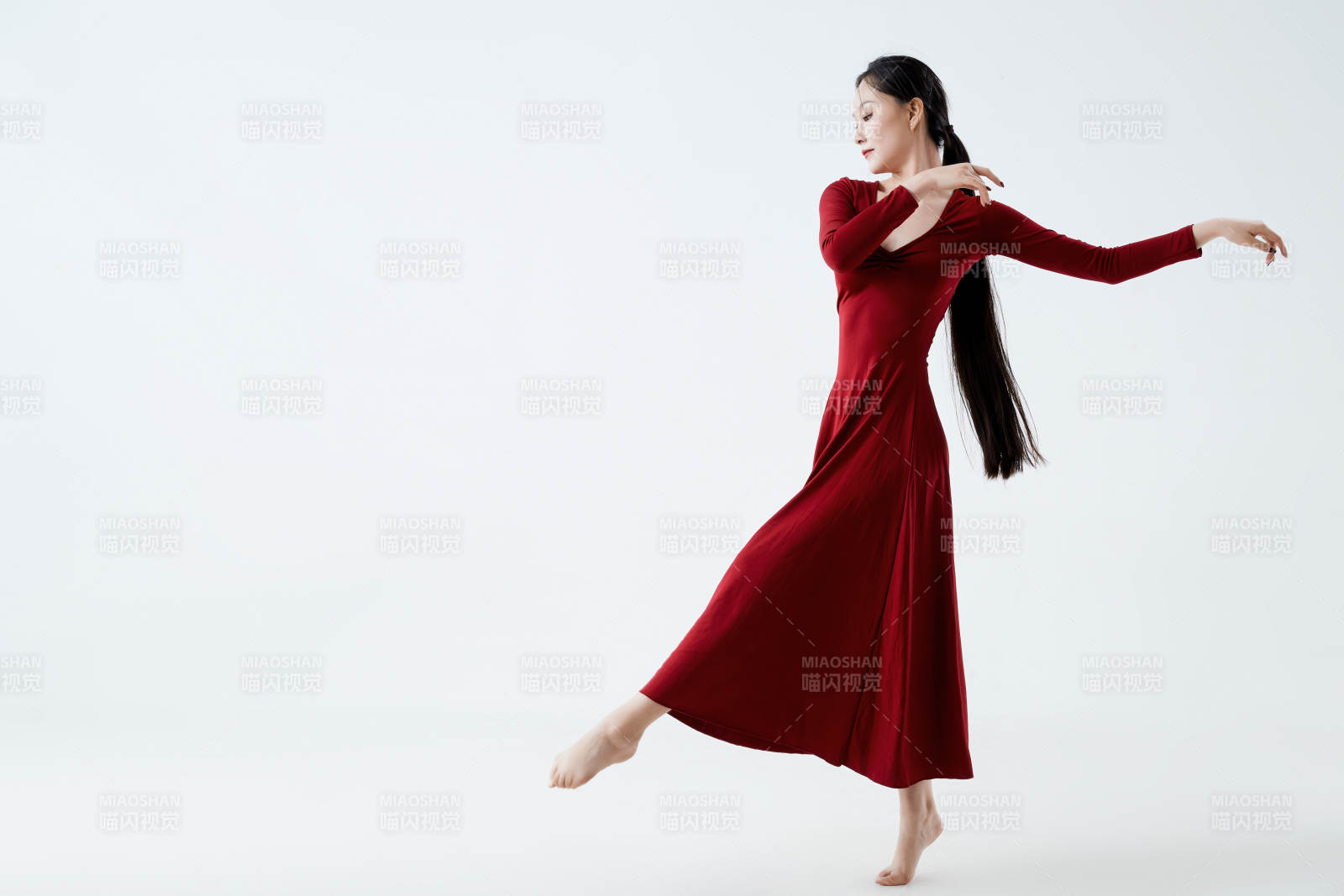 穿著紅色長裙翩翩起舞的少女