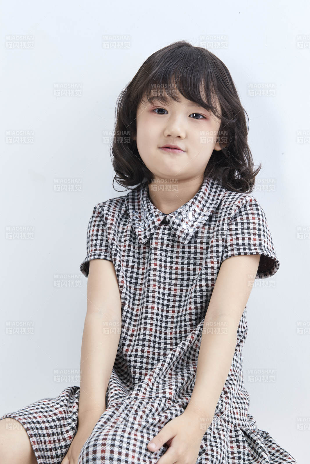 白色色背景的可愛的亞洲小女孩兒童