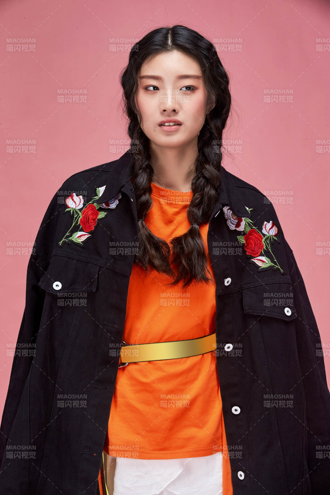 攝影棚拍攝的時尚亞洲女性模特