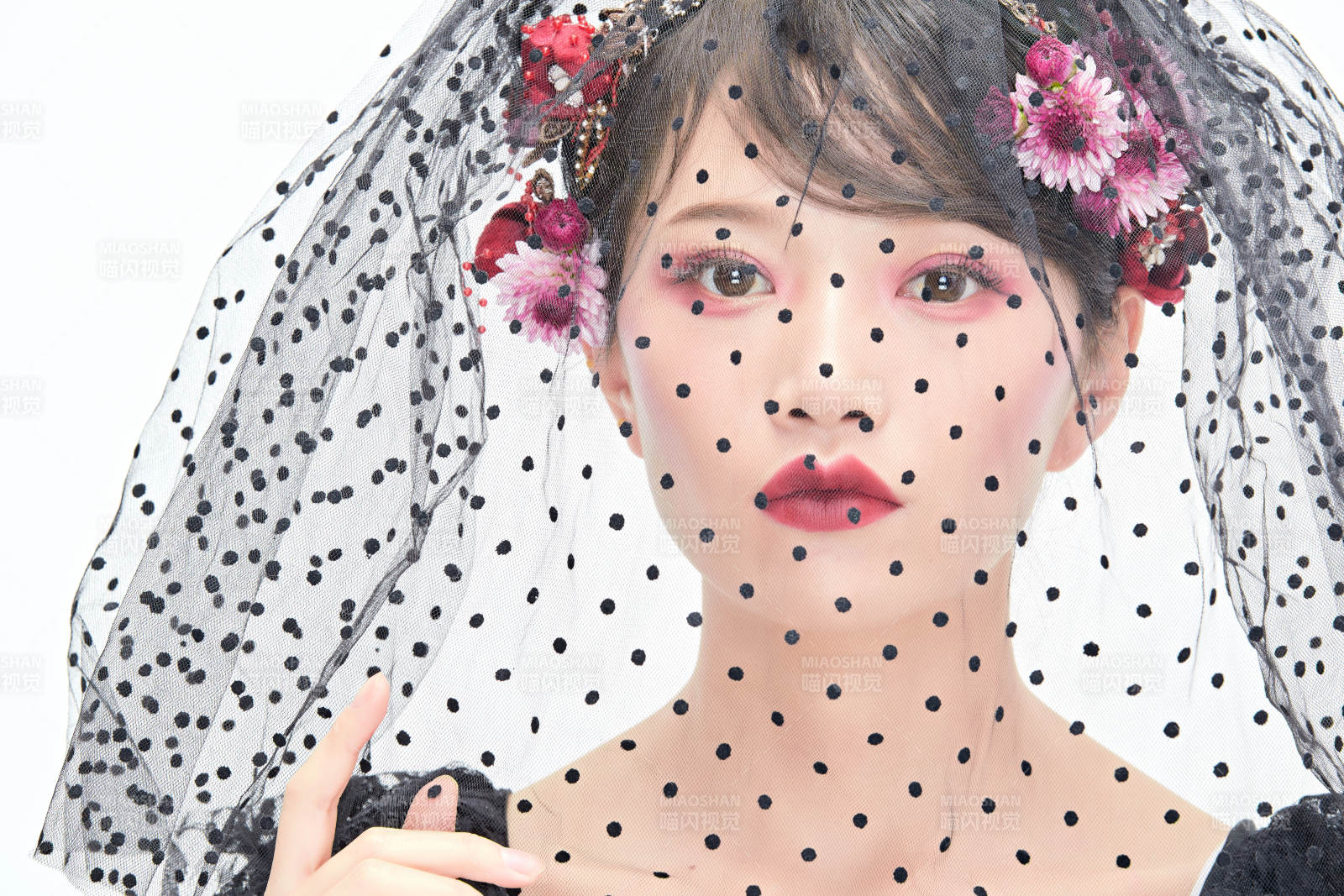 白色背景下的新娘彩妝美女人像