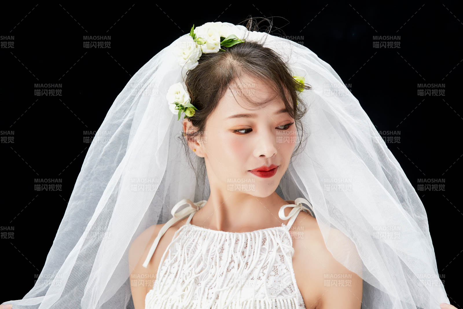 黑色背景下的美妝新娘彩妝人像