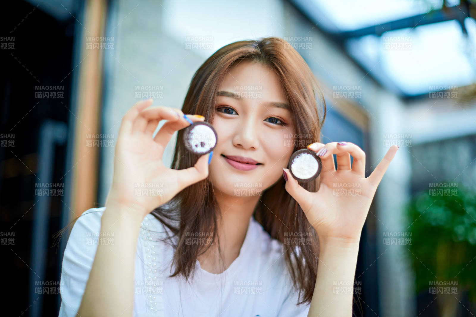 坐在咖啡圖書館吃東西的可愛少女