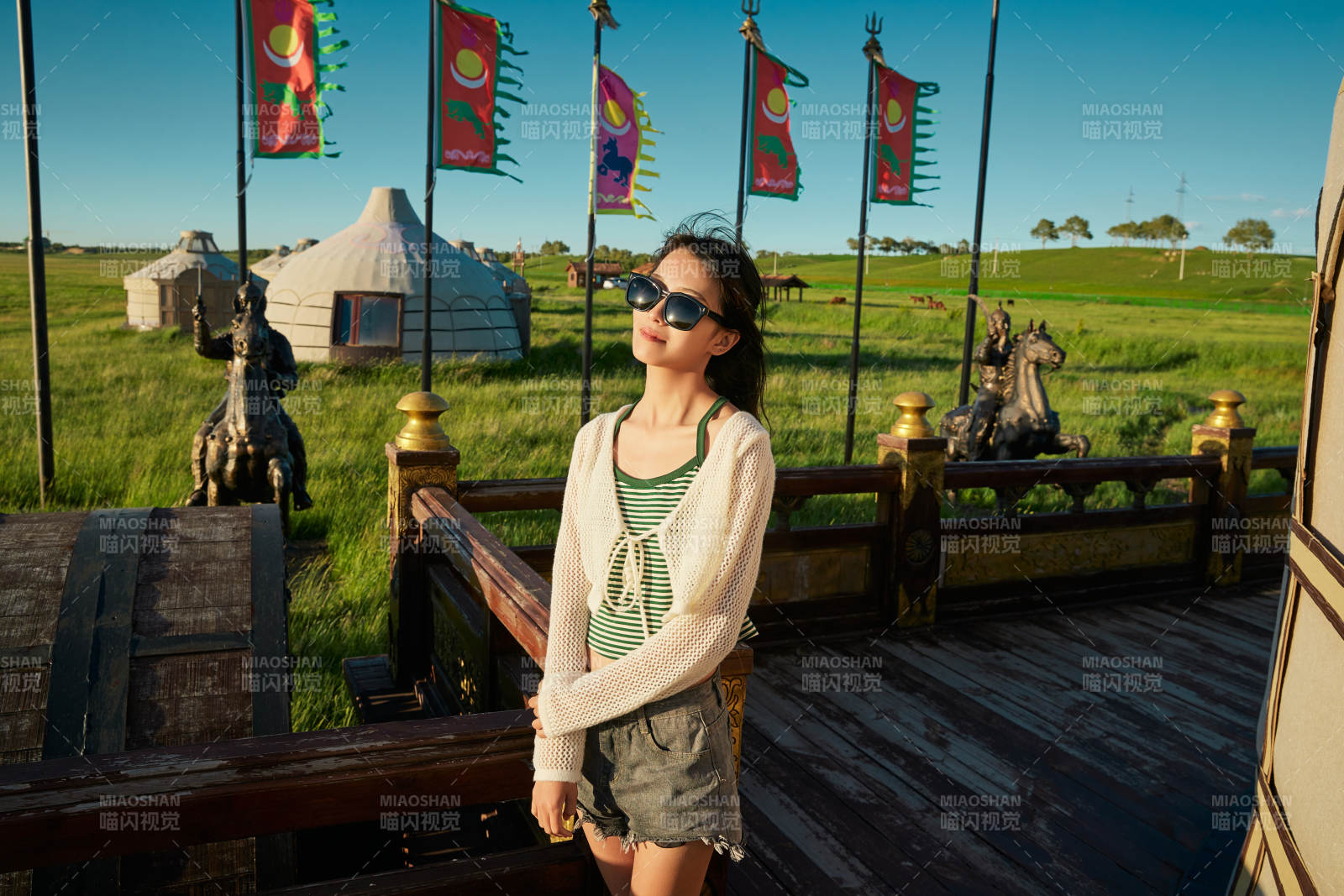 草原濕地公園游玩拍照的亞洲少女