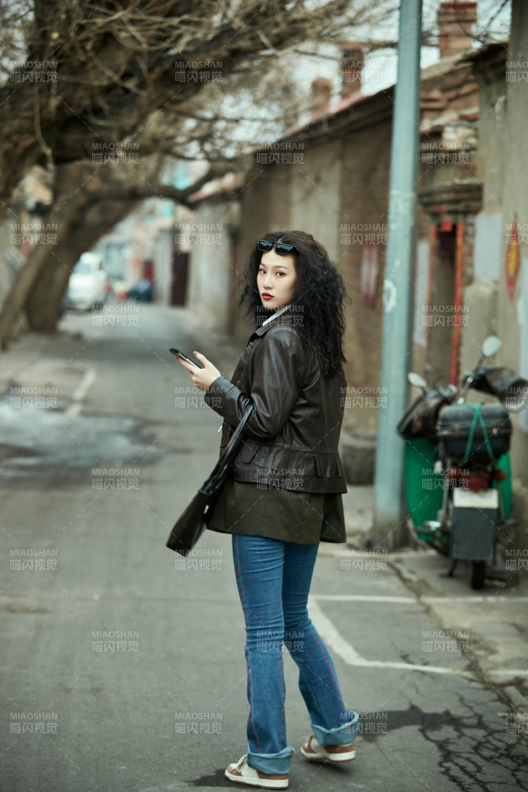 老舊城區(qū)里穿著復(fù)古港風(fēng)的美麗清純少女