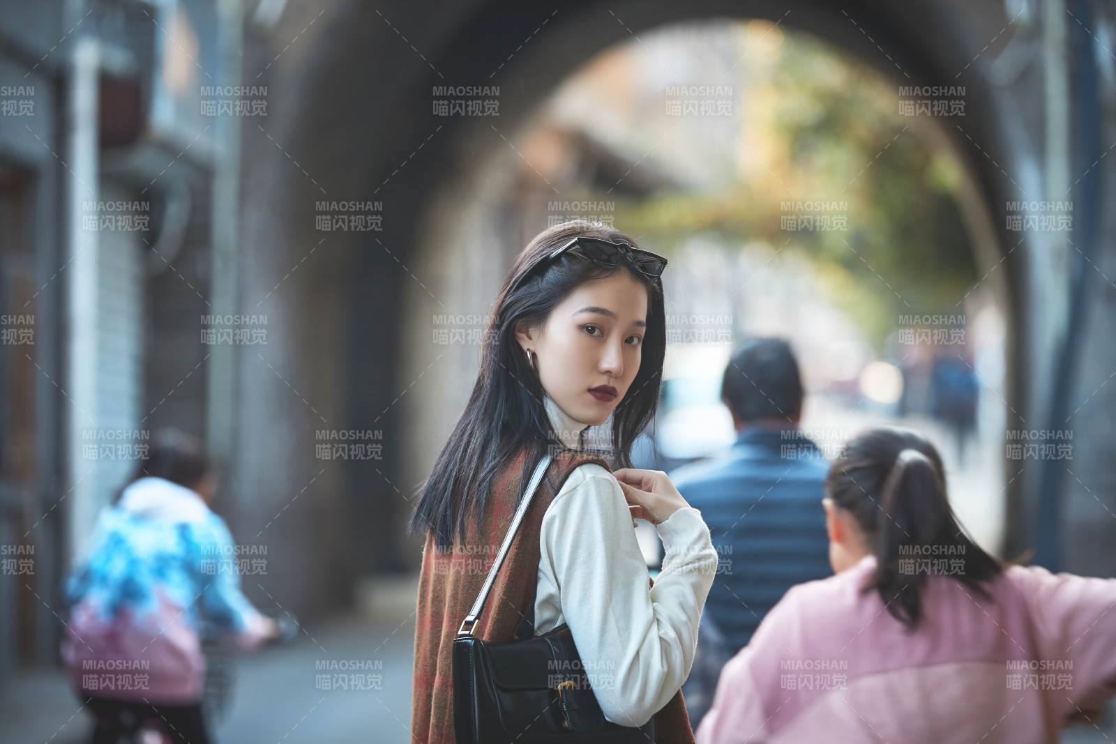 老舊城區里穿著復古港風的美麗清純少女
