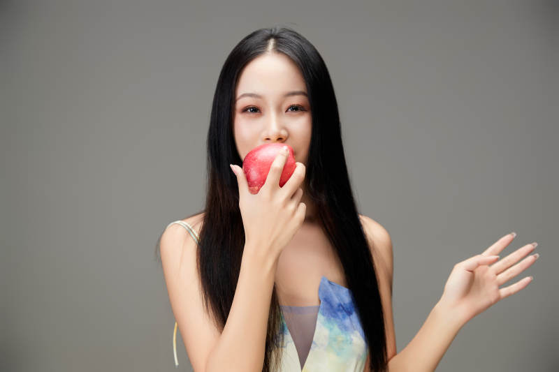 吃水果的亚洲东方长发少女
