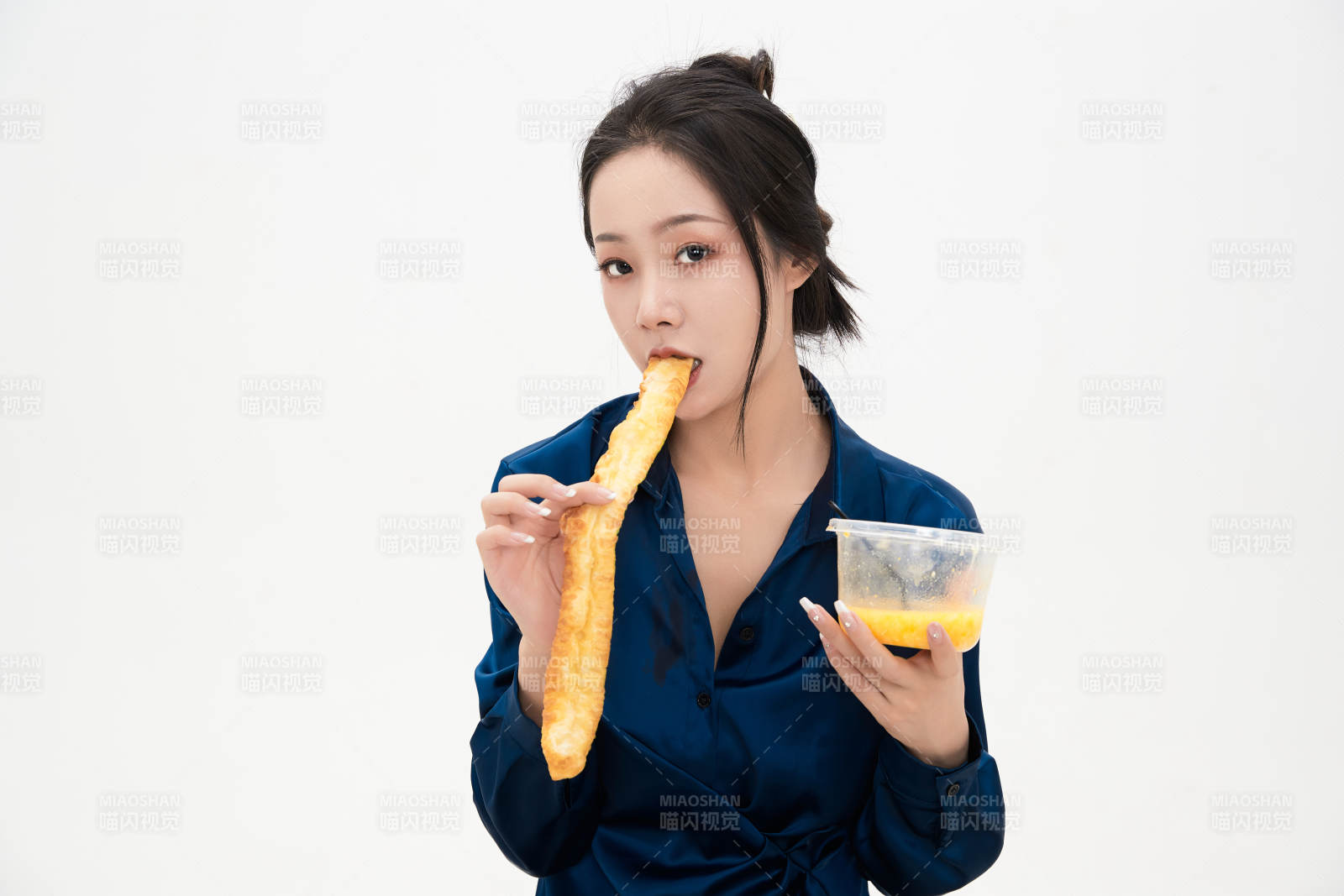 大吃特吃的亚洲可爱少女人像