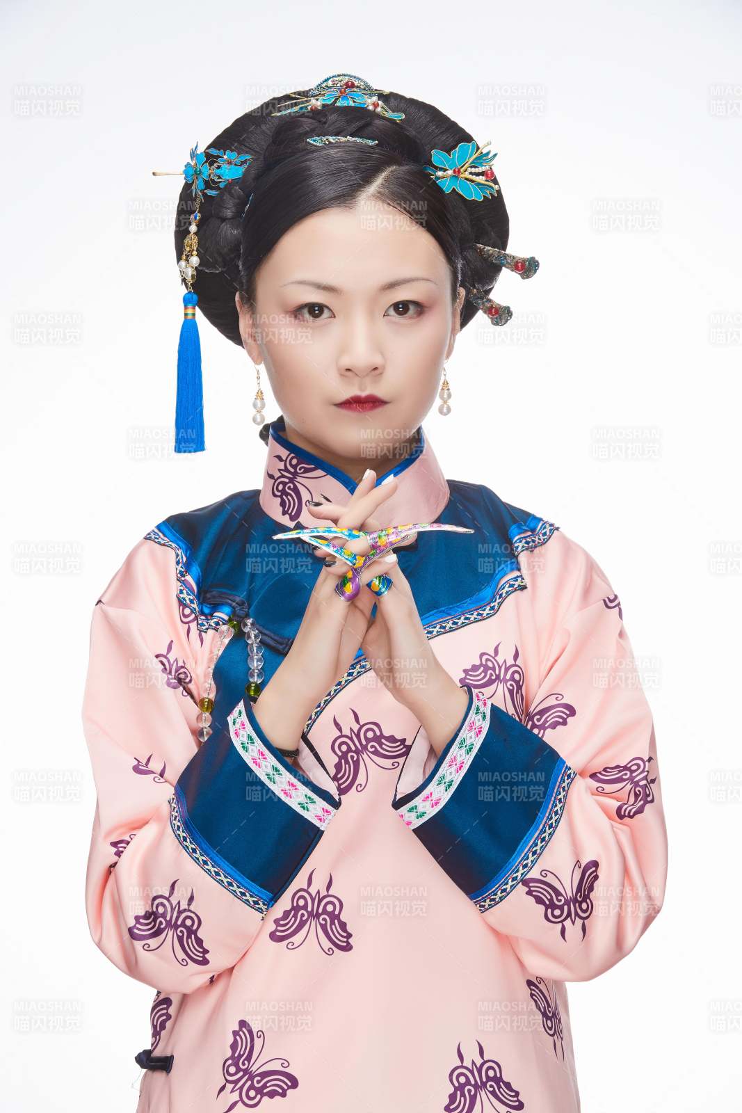 白色背景下的清代女性古裝造型清朝古裝