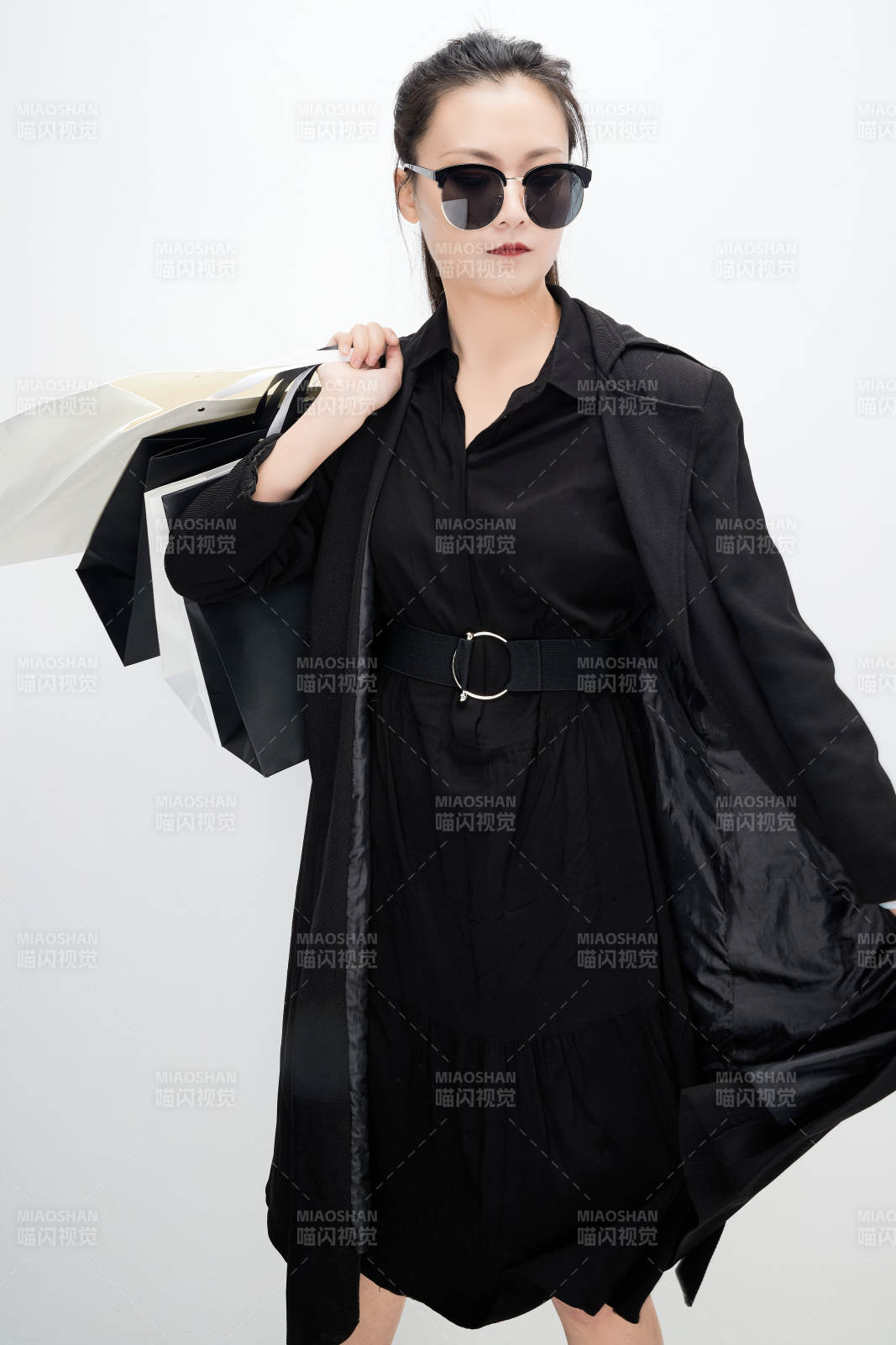 白色背景下手提購物袋時尚美麗的亞洲少女