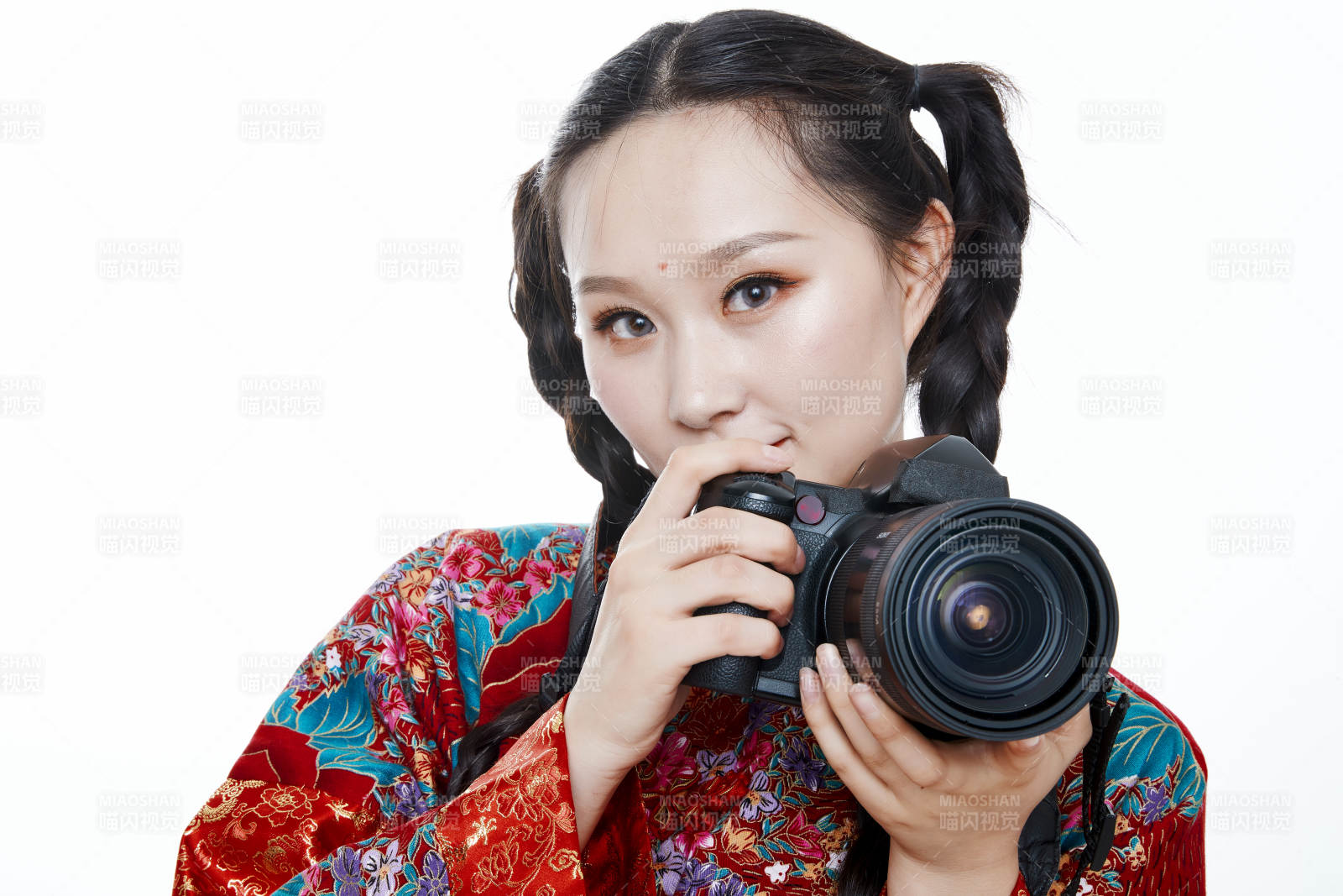 手持相機的亞洲年輕少女的肖像人像